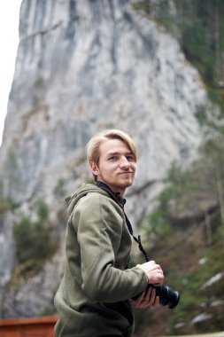 Genç sarışın yetişkin erkek Bicaz tuşları fotoğraf çekmek