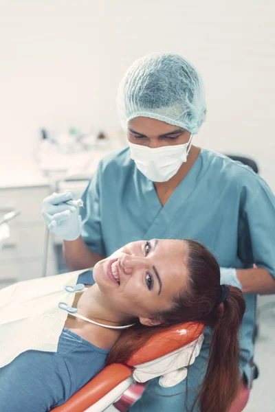 Fogorvos clening a fogak egy páciens a fogorvosi — Stock Fotó