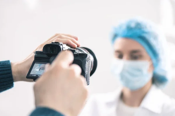 Young caucasian woman posing in front of the camera in the dentsitry — Stock Photo, Image