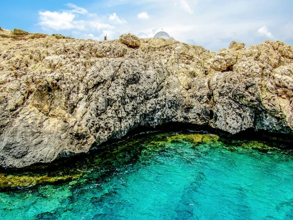 Klart turkos vatten i blå lagunen med vita klippor — Stockfoto