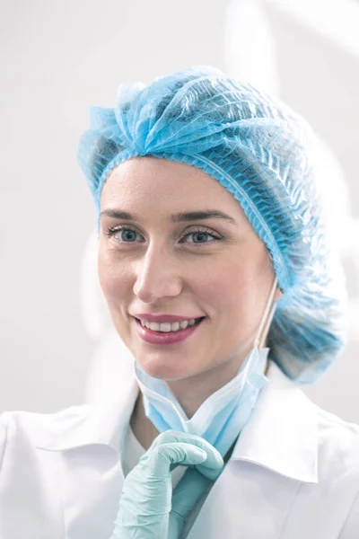 Jeune femme caucasienne dans la dentisterie avec un masque sur son visage — Photo