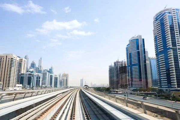 Železniční cesta metra v Dubaji za denního světla — Stock fotografie