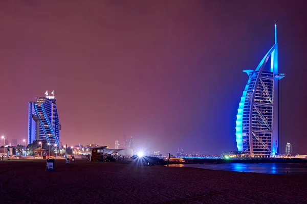 Burj al Arab met kleurrijke lichtjes 's nachts — Stockfoto