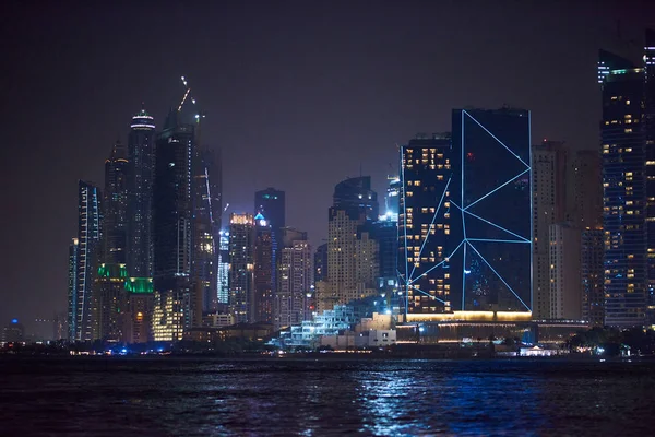 Dubai Marina por la noche con coloridos barcos turísticos — Foto de Stock