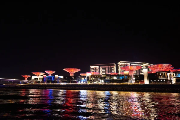 Dubai Marina à noite com barcos turísticos coloridos — Fotografia de Stock