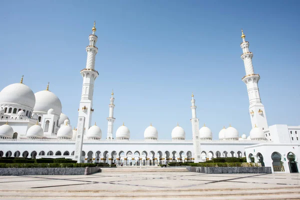 La famosa mezquita Sheikh Zayed de Abu Dhabi, Emiratos Árabes Unidos — Foto de Stock