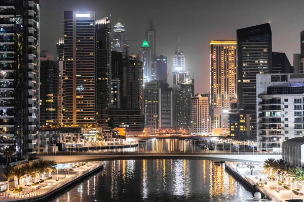 Vista moderna en Dubai por la noche, Emiratos Árabes Unidos — Foto de Stock