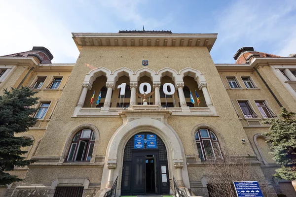 Amplio plano del ayuntamiento de Targu Mures desde abajo — Foto de Stock