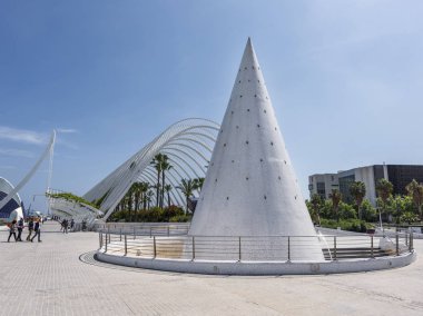 Uzun görünümlü koni çeşme Sedir Sanat ve Bilim Ler Kenti