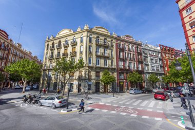 Valencia, İspanya'da büyük bir caddeye geniş açı görünümü