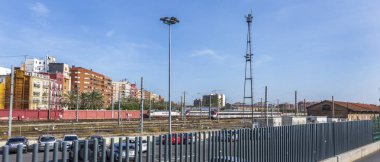 Bazı trenler inip yeni bir yere giden tren istasyonu