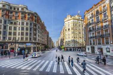 Valencia'nın merkezinde karşıdan karşıya geçen insanlar. Çok geniş 