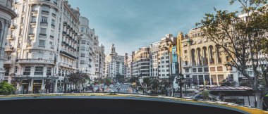 Valencia en güzel caddelerinden birine geniş açı görünümü 