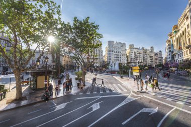 Valencia'nın geniş yollarından geçen insanlar