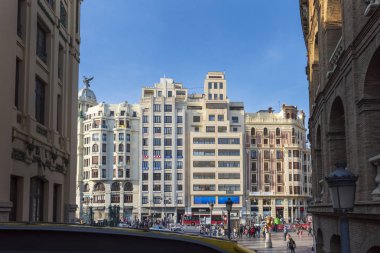 Valencia öğleden sonra sırasında süslü bir görünüm ile Beyaz binalar