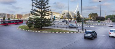 Valencia Sanat ve Bilim Şehri yakınlarındaki neredeyse boş yollar