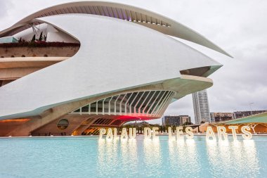 Bulutlu bir günde Opera Binası'nın geniş açılı görünümü