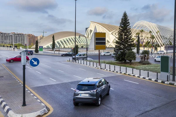 Coches conduciendo cerca de la Ciudad de las Artes y las Ciencias durante el afern — Foto de Stock