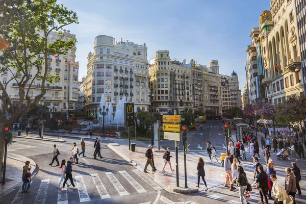 Gente cruzando las anchas carreteras de Valencia — Foto de Stock