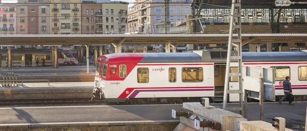 午後の間にバレンシアの鉄道駅で列車 — ストック写真