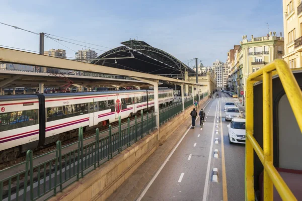 Öğleden sonra Valencia tren istasyonunda Tren — Stok fotoğraf