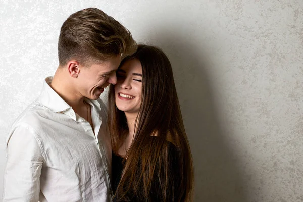 Jeune couple caucasien posant sur blanc — Photo