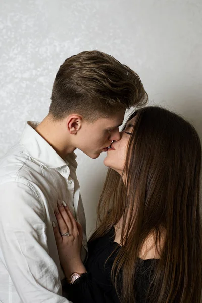 젊은 백인 커플 포즈 에 화이트 — 스톡 사진