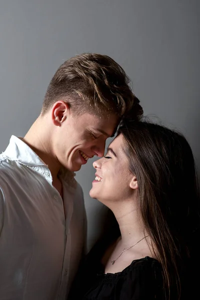 Joven pareja caucásica sonriendo y mirándose —  Fotos de Stock