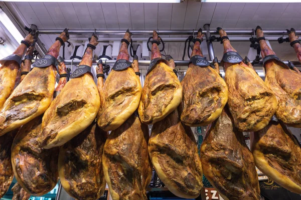 Pedaços grandes de presunto à venda no Mercado Central de Valência — Fotografia de Stock