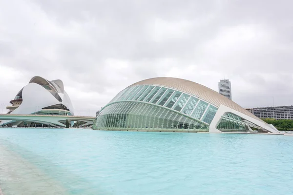 O Museu de Artes e Scieneces durante um dia nublado na cidade — Fotografia de Stock