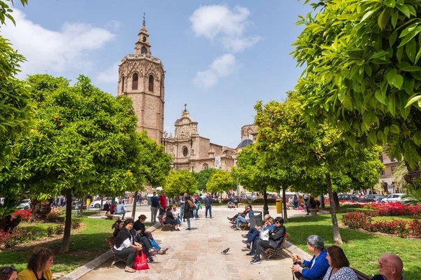 Lidé, kteří mají odpočinek na lavičkách z parku nedaleko Valencijské katedrály — Stock fotografie