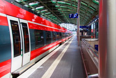 bir tren tren istasyonunda durdu