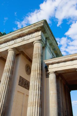 Güneşli günde Brandenburg kapısı