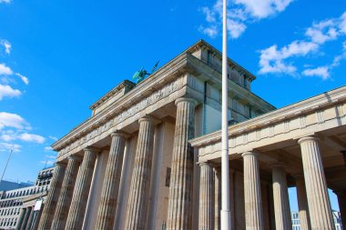 Güneşli günde Brandenburg kapısı