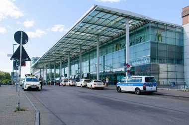 Tren istasyonu binasında Mcdonald's restoran