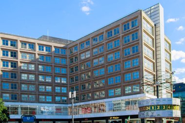 Alexanderplatz meydanında dünya saati