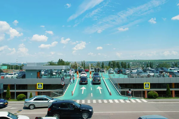 Parking à l'aéroport international de Chisinau — Photo