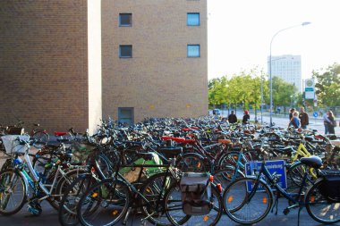 kiralık bisiklet park edilmiş