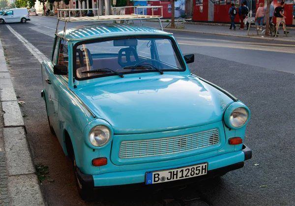 Coche retro azul está estacionado en la calle — Foto de Stock