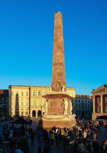 Obelisk vor der Nikolaikirche — Stockfoto