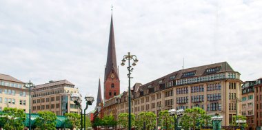güneşli bir günde Hamburg Belediye Binası'nda görünümü