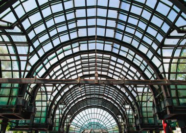 metal çerçeveli cam çatı