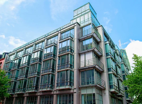 Edificio de oficinas moderno — Foto de Stock