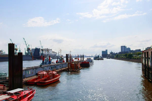 Boote stehen in der Nähe des Hafens — Stockfoto