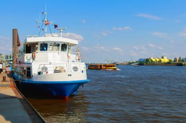 Elbe nehri üzerinde tekne