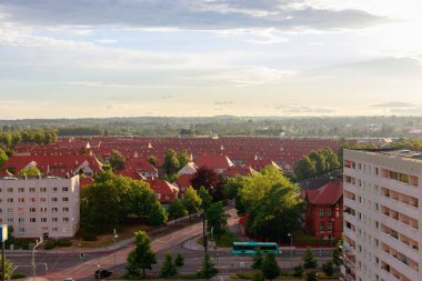 birçok kırmızı çatılı evler ile panorama