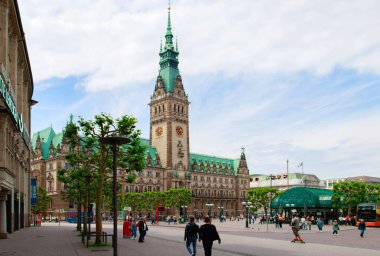 güneşli bir günde Hamburg Belediye Binası'nda görünümü