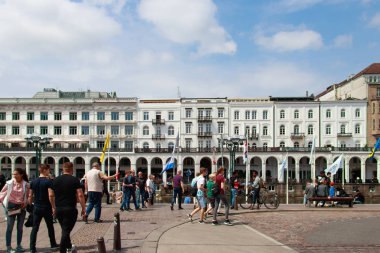 Şehrin tarihi merkezinde insanlarla Alster arcades