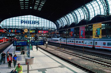 birçok platformları ile tren istasyonu