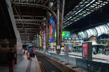 birçok platformları ile tren istasyonu